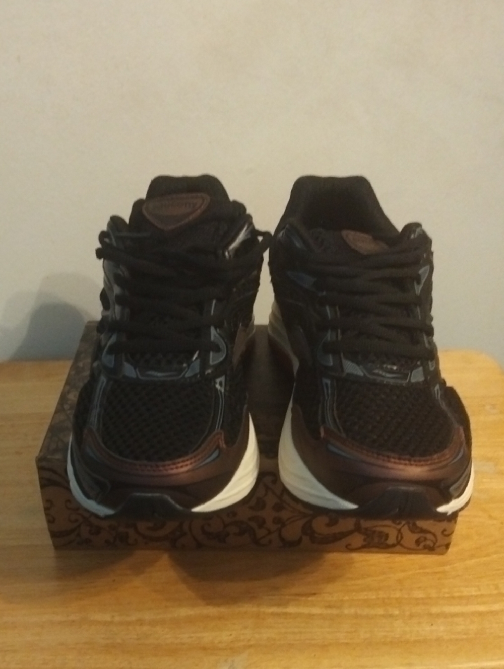 New Saucony Men's Black and Brown Athletic Running Shoes